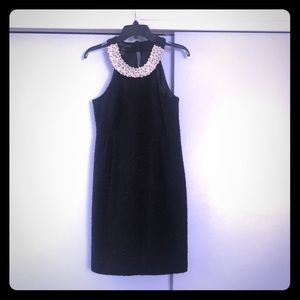 Form fitting neck collar. Great for the a wedding